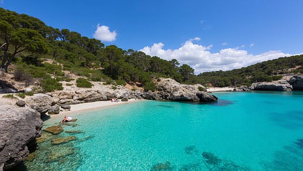 Panorámica de Cala Mitjana con cielo despejado, Felanitx