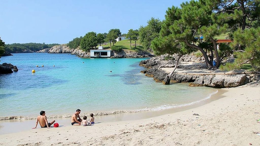 Olas rompiendo en Cala Mitjana, Felanitx