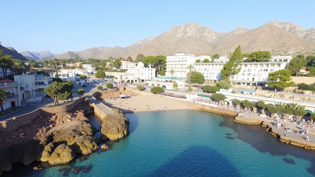 Arena y mar en Cala Molins, Pollença, Mallorca