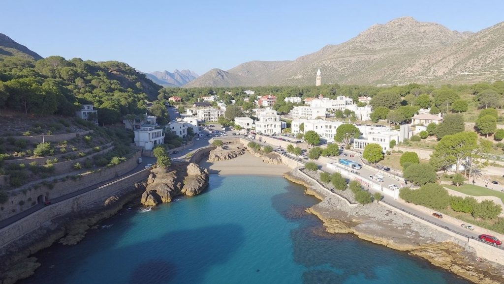 Oleaje en la orilla de Cala Molins, costa de Pollença