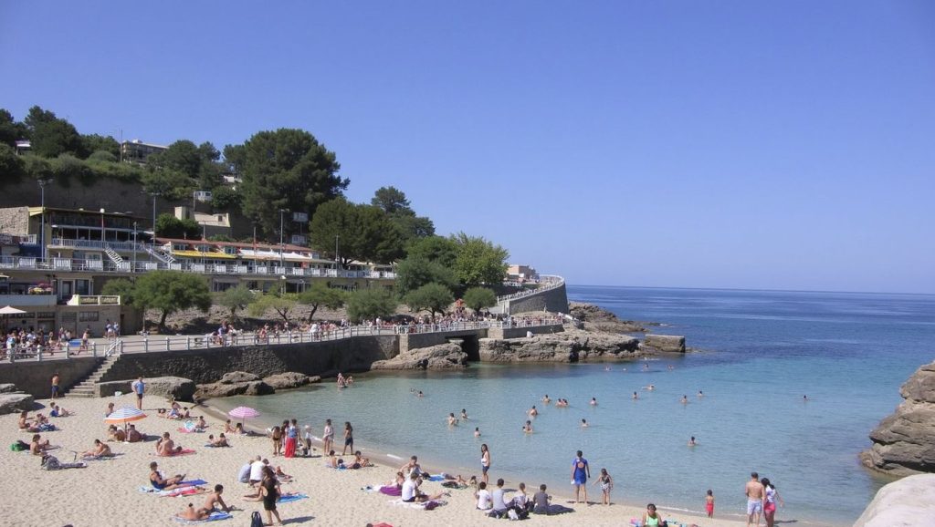 Panorámica de Cala Molins con cielo despejado, Pollença