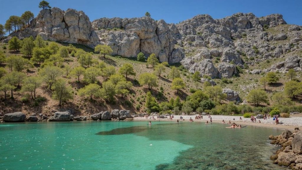 Panorámica de Cala Murta con arena y mar, Pollença