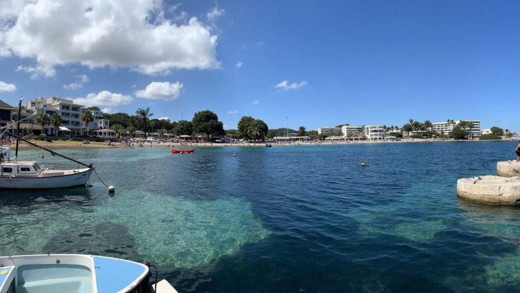 Arena y mar en Cala Nova, Santa Eulàlia des Riu, Ibiza