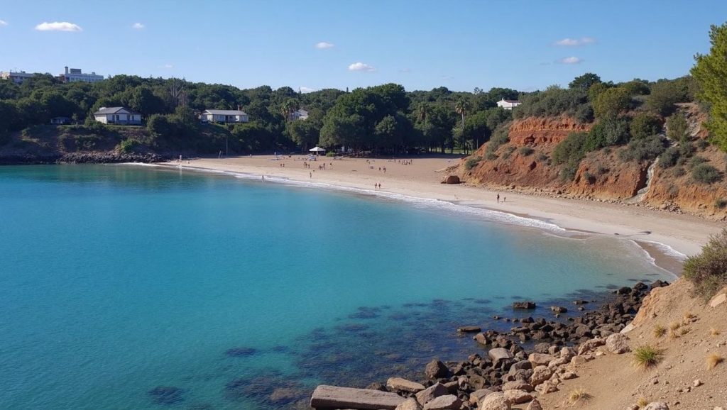 Orilla tranquila de Cala Nova, playa de Santa Eulàlia des Riu