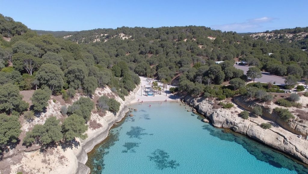Oleaje en la orilla de Cala Portals Vells, costa de Calvià