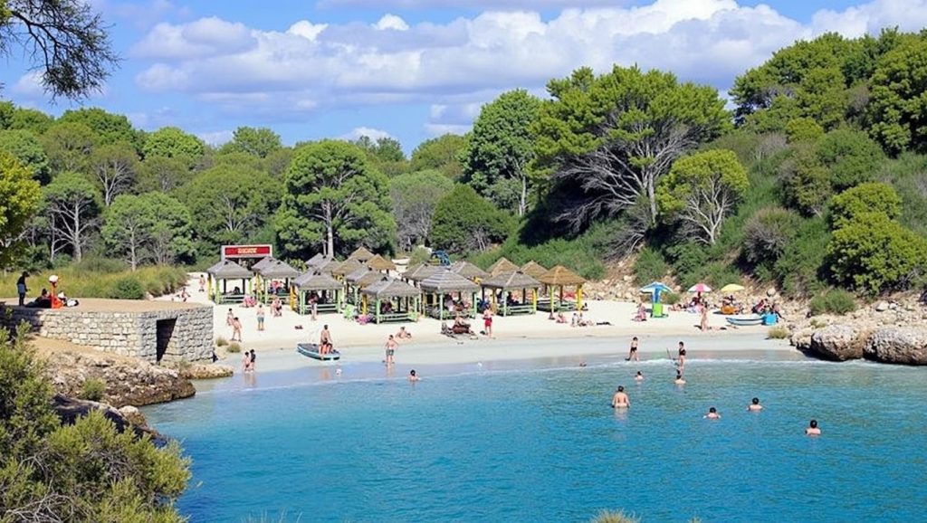 Orilla tranquila de Cala sa Nau, playa de Felanitx