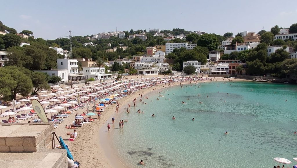 Primer plano de la orilla de Cala Sant Vicenç, Pollença