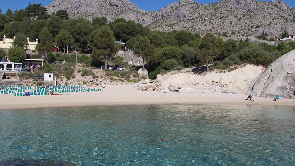 Panorámica de Cala Sant Vicenç con cielo despejado, Pollença