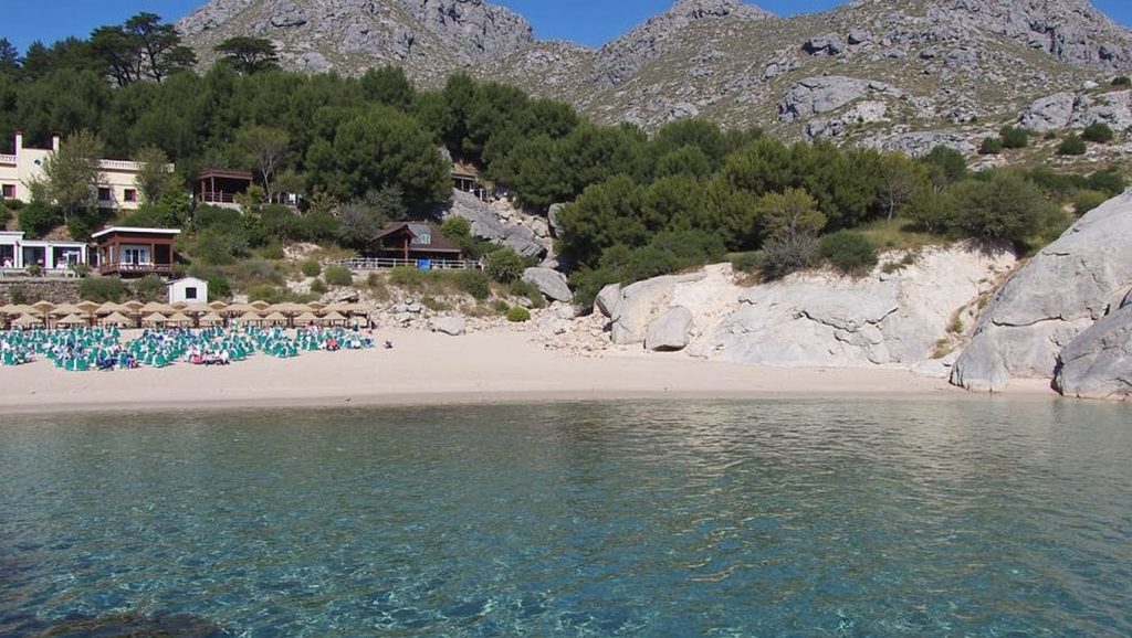 Arena y mar en Cala Sant Vicenç, Pollença, Mallorca