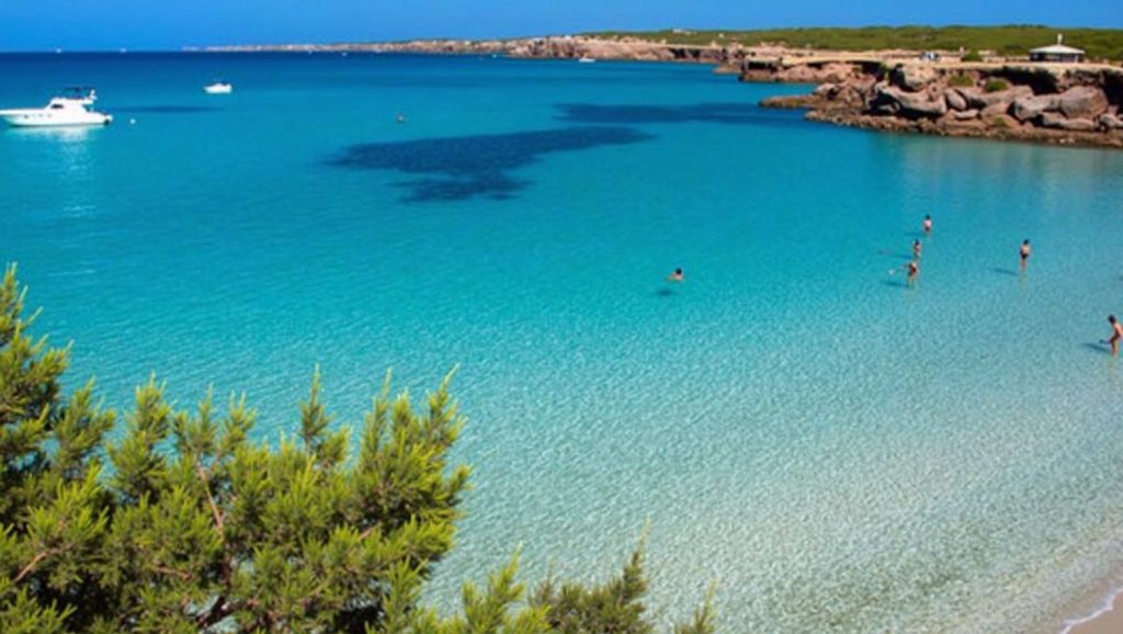 Arena y orilla en Cala Saona, Formentera, Formentera