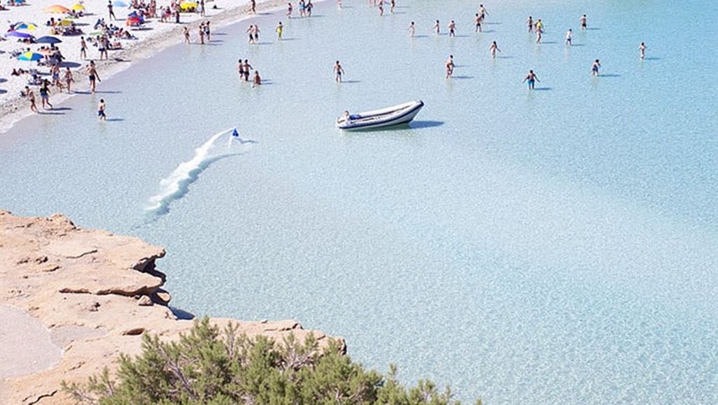 Primer plano de la orilla de Cala Saona, Formentera