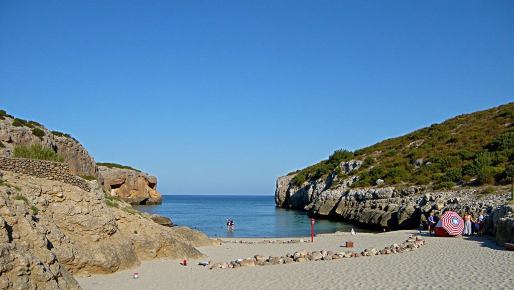 Orilla de Cala Serch con olas suaves en Son Servera