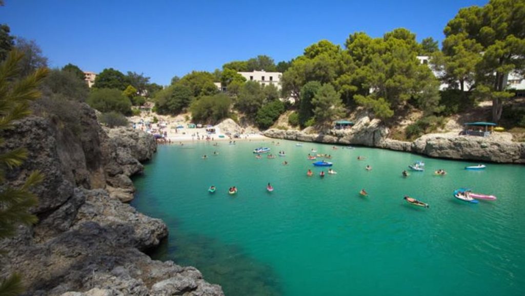 Oleaje en la orilla de Cala Serena, costa de Felanitx