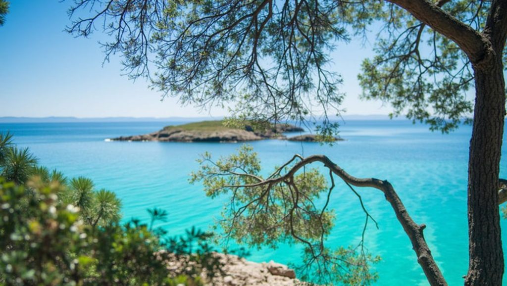 Orilla de Cala Xada con olas suaves en Calvià