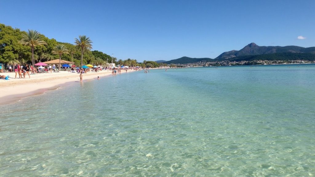 Vista de Caleta des Capellans desde la orilla, Alcúdia