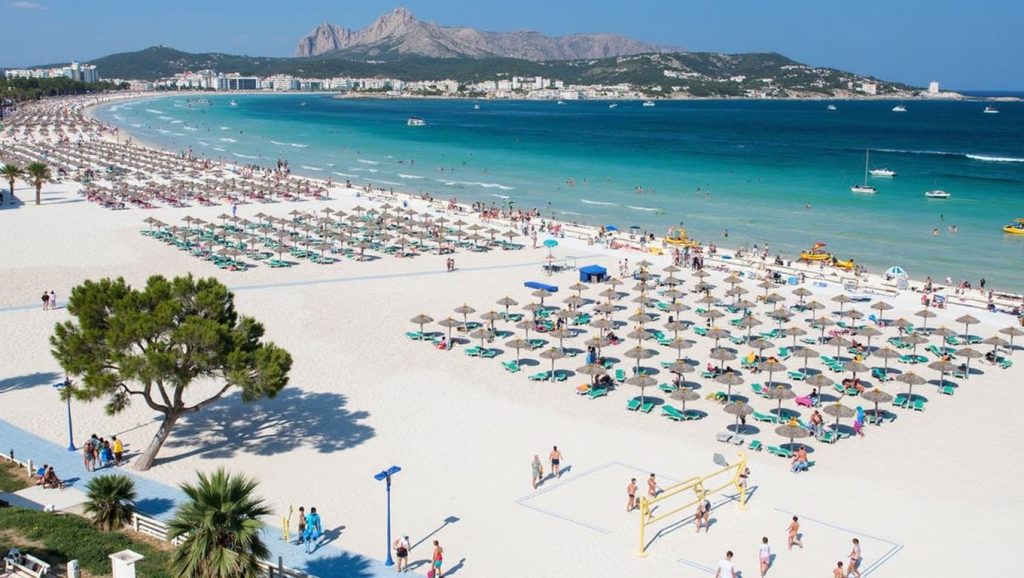 Arena y orilla en Caleta des Capellans, Alcúdia, Mallorca