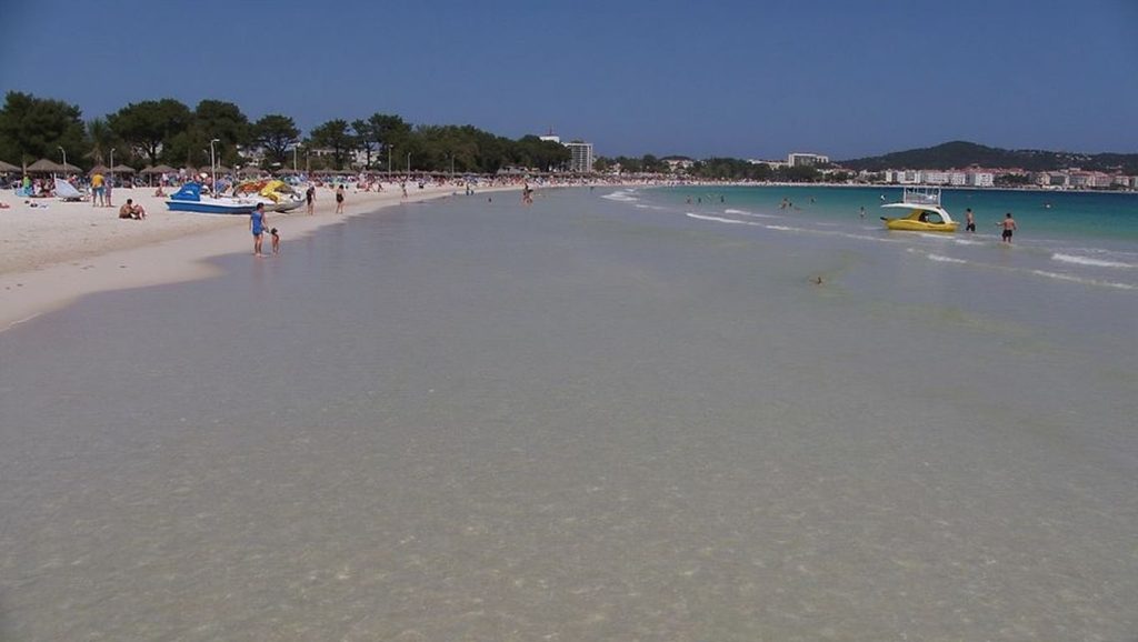 Amplio horizonte marino en Caleta des Capellans, Alcúdia