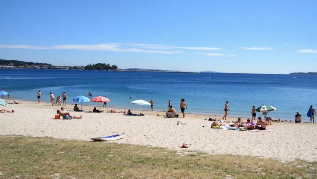 Orilla de Careixo con olas suaves en Boiro