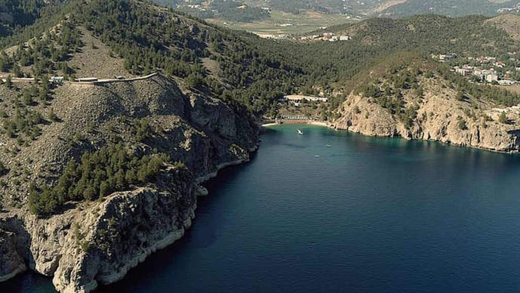 Orilla tranquila de es Caló Blanc, playa de Andratx