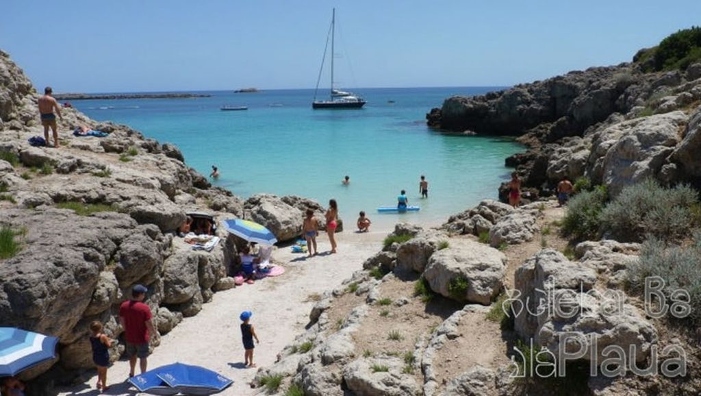Primer plano de la orilla de es Caló Blanc, Andratx