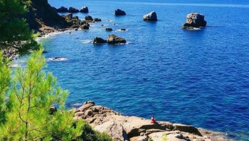 Detalle de arena y agua en Es Canyaret, Capdepera