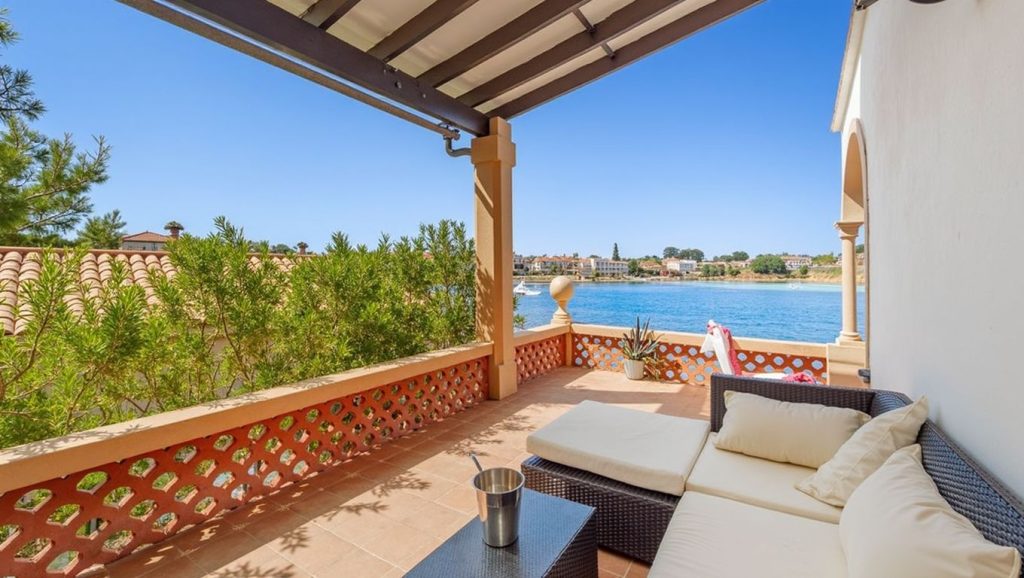 Detalle de arena y agua en Es Clot, Alcúdia