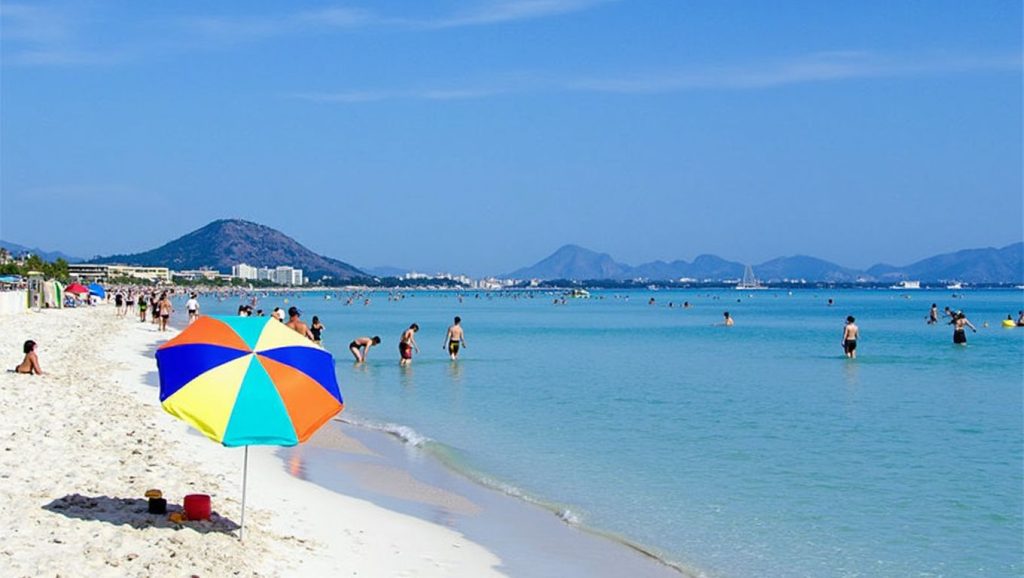Orilla de Es Comú con olas suaves en Muro