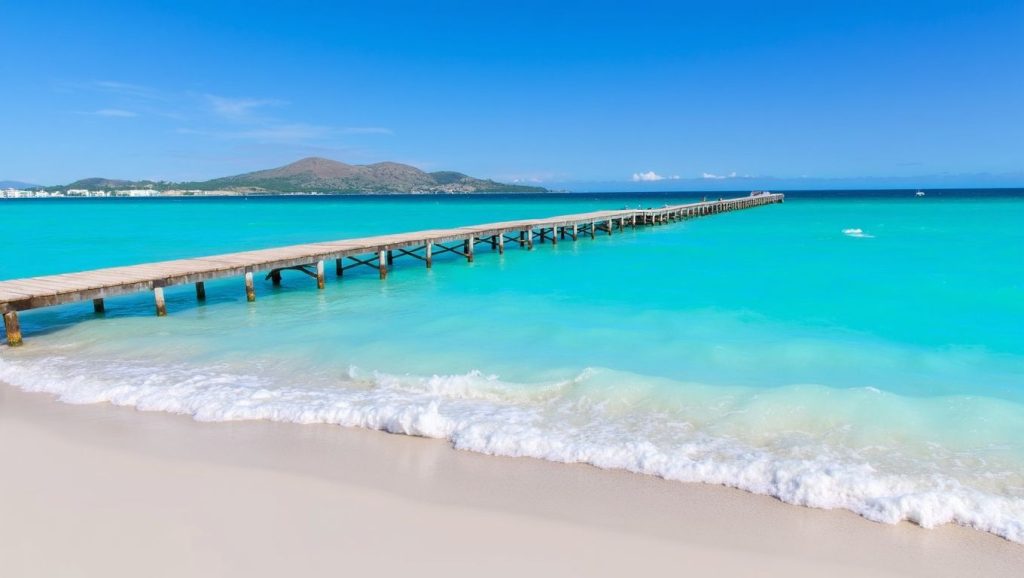 Panorámica de Es Comú (sector natural Platja de Muro) con cielo despejado, Muro