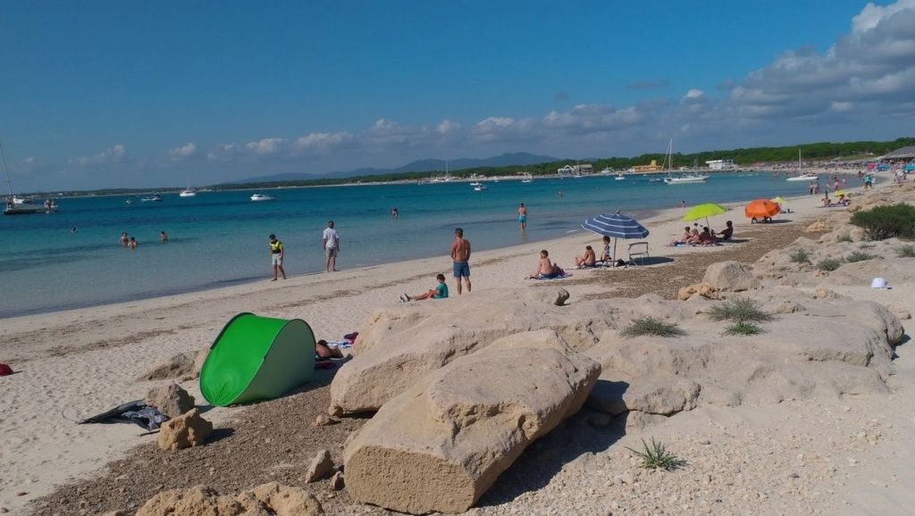 Orilla tranquila de Es Trenc, playa de Campos