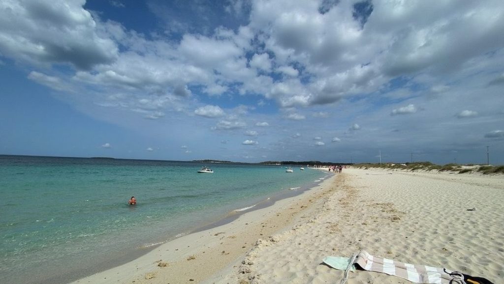 Detalle de arena y agua en Es Trucadors, Formentera