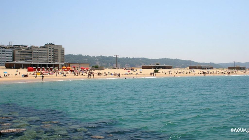 Praia do Dragão Vermelho - Almada, Portugal