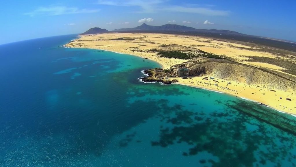 Arena y orilla en Caleta del Rio, La Oliva, Canarias