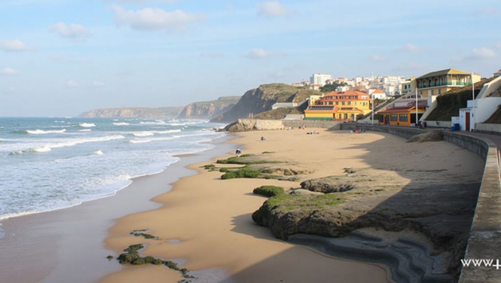 Praia da Areia Branca Foz - Lourinhã, Portugal