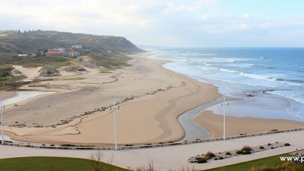 Praia da Areia Branca Foz - Lourinhã, Portugal