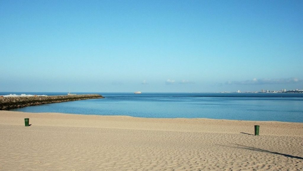Praia da Cova do Vapor - Almada, Portugal