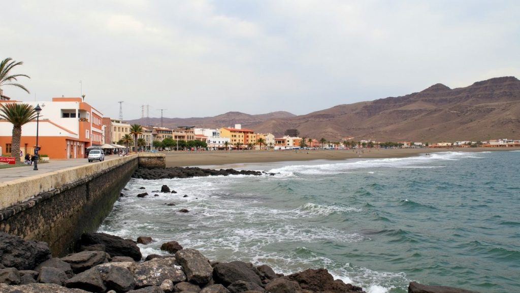 Detalle de arena y agua en Playa de la Jaqueta, Gran Tarajal