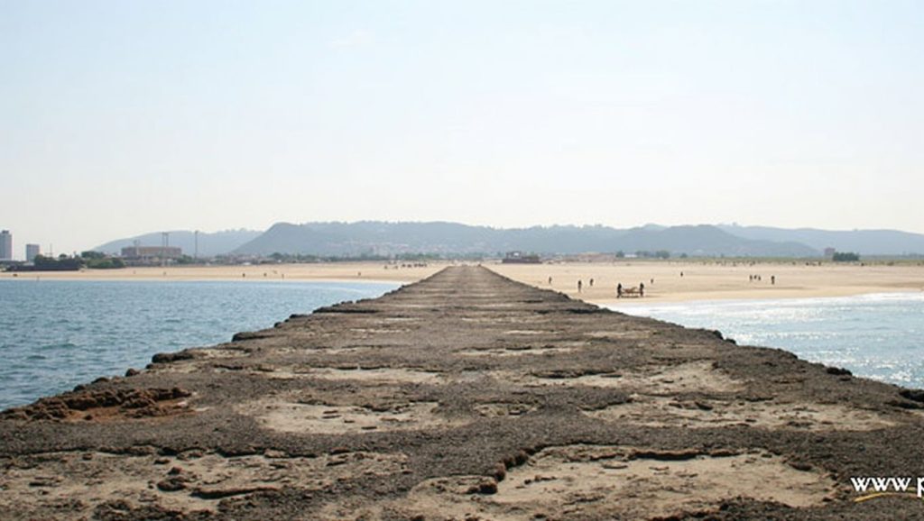 Praia da Cova do Vapor - Almada, Portugal