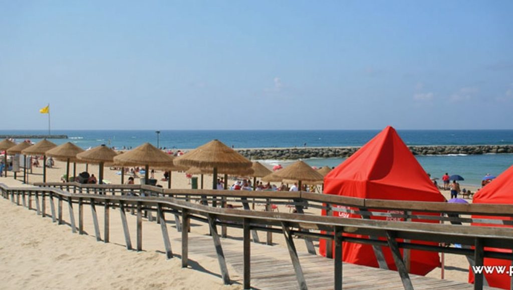 Praia do Dragão Vermelho - Almada, Portugal