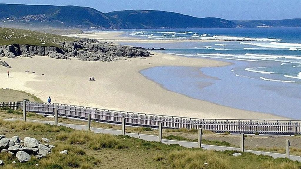 Olas rompiendo en O Areeiro da Braña, Galicia