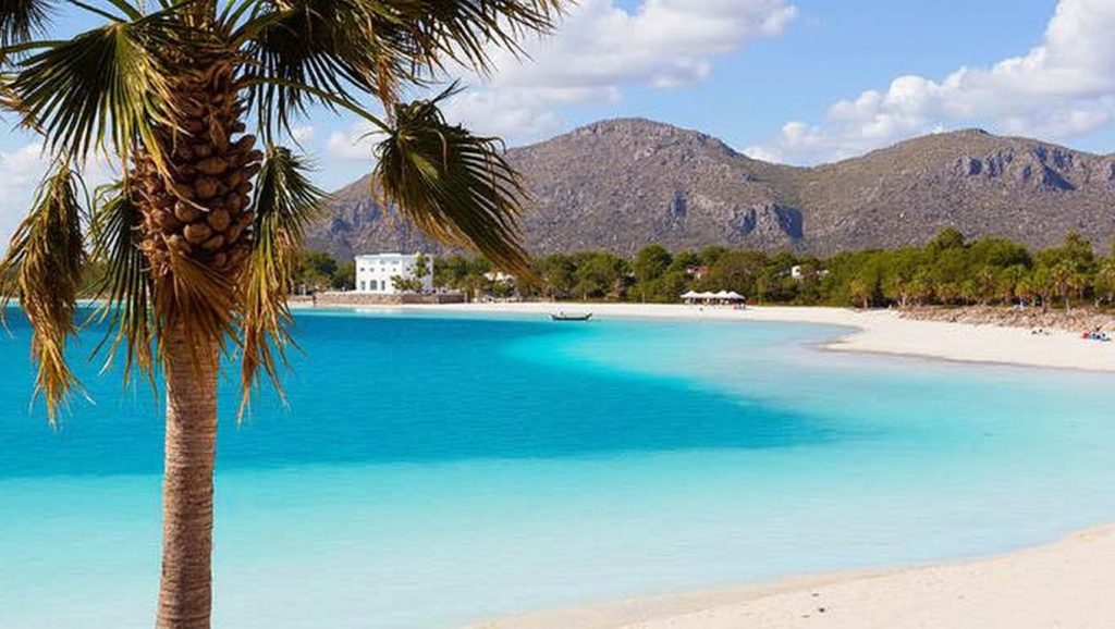 Arena y orilla en Platja d'Alcúdia (Platja de Can Cullerassa), Alcúdia, Mallorca