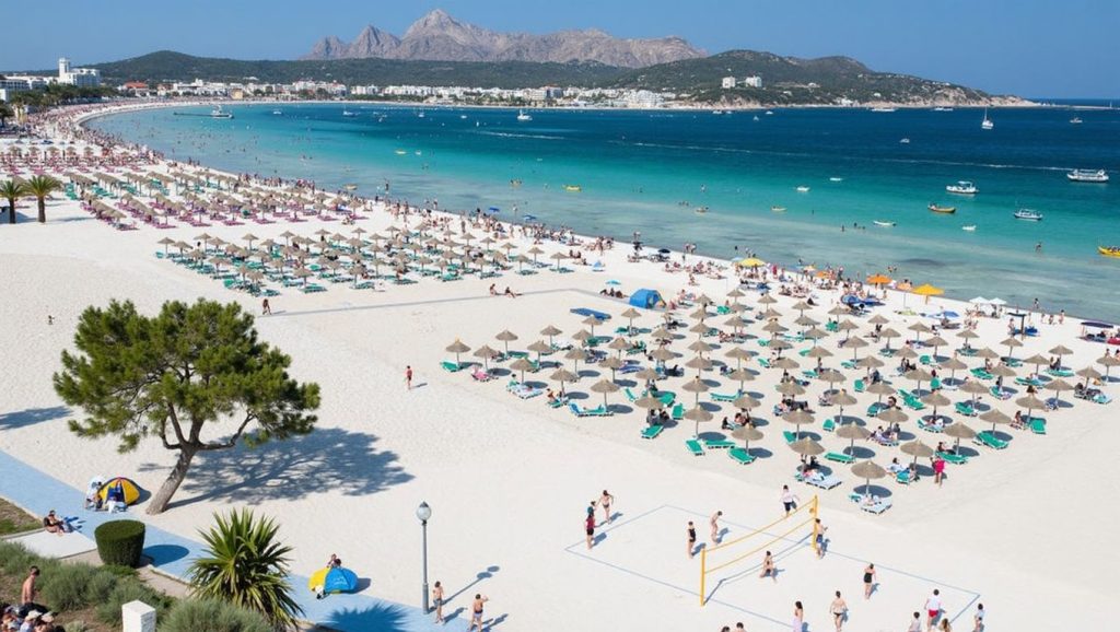 Panorámica de Platja d'Alcúdia (Platja de Can Cullerassa) con cielo despejado, Alcúdia
