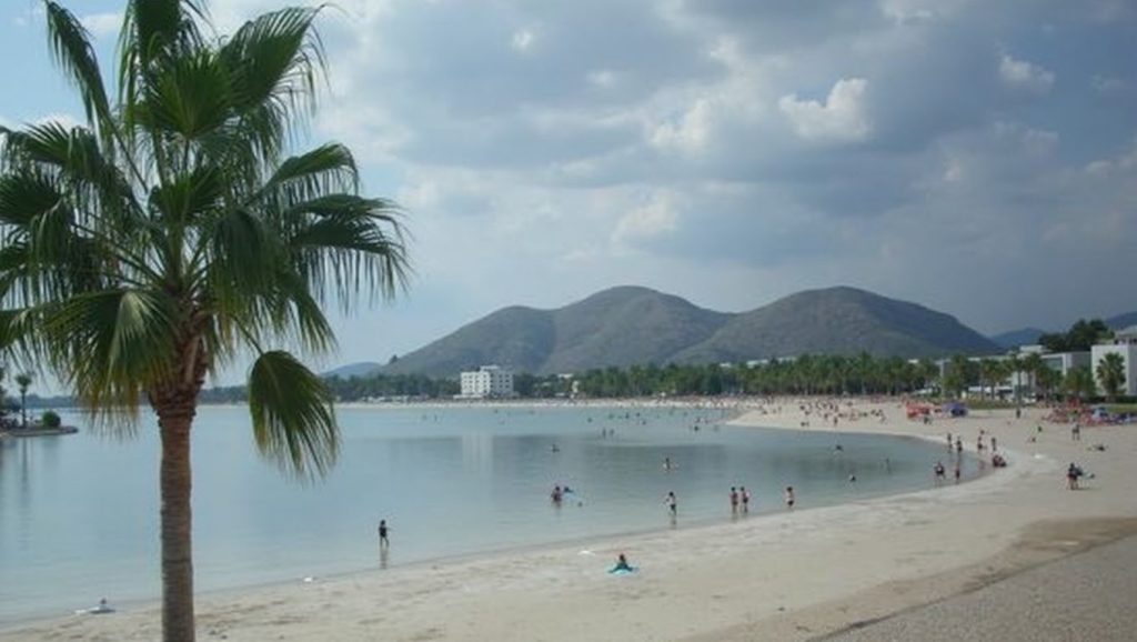 Panorámica de Platja d'Alcúdia (Platja de Can Cullerassa) con cielo despejado, Alcúdia