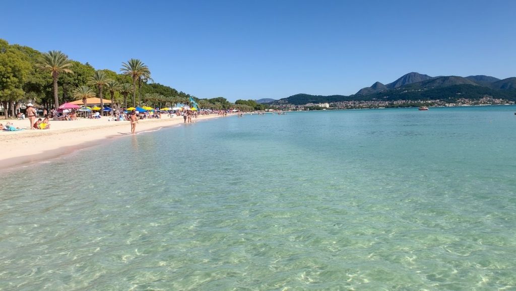 Oleaje en la orilla de Platja d'Alcanada, costa de Alcúdia