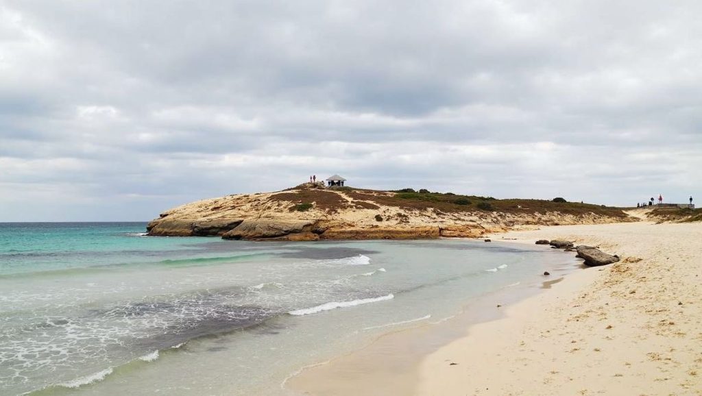 Aguas cristalinas de Platja d'Atalis en Es Migjorn Gran (Menorca)