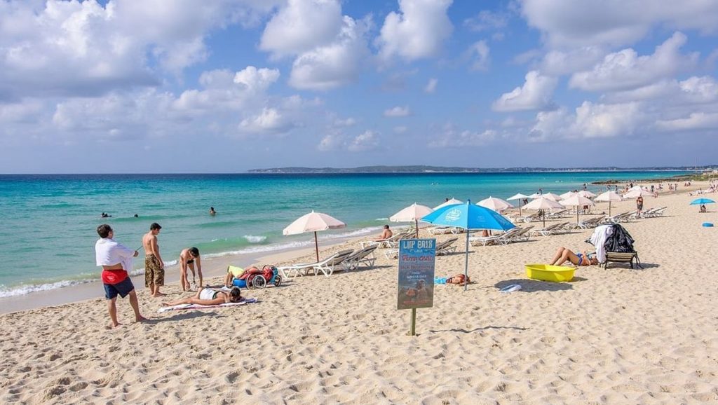 Arena y mar en Platja d'Els Arenals, Formentera, Formentera