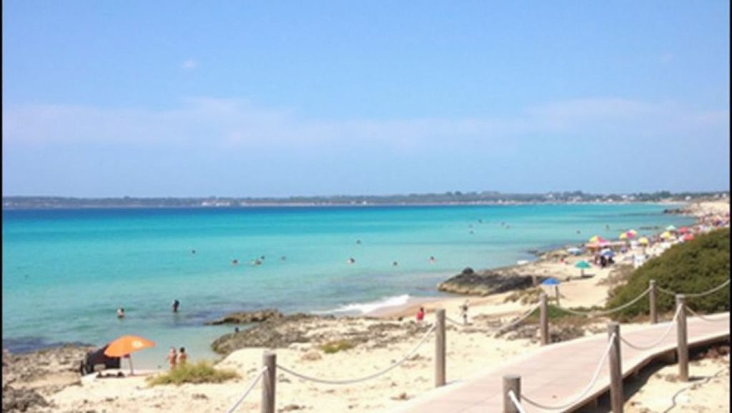 Agua y arena en Platja d'Els Arenals, Formentera