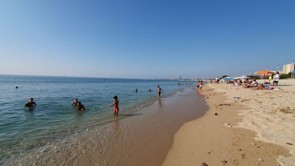 Acceso a Platja d'En Moragues desde el aparcamiento, Badalona