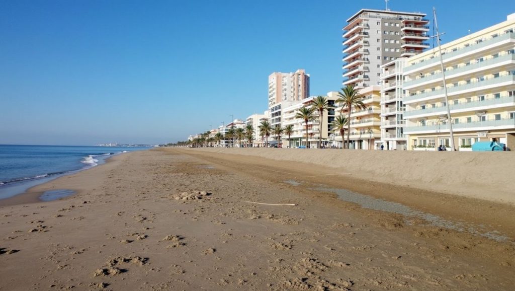 Arena fina en Platja d'En Moragues, Badalona, Barcelona