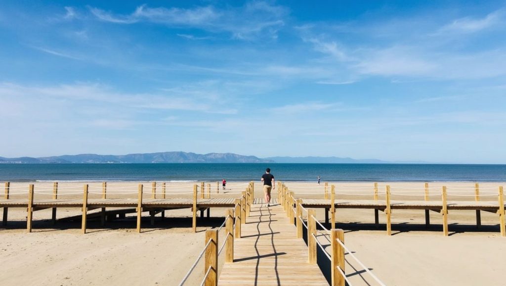 Horizonte desde Platja d'En Moragues, Badalona, Barcelona