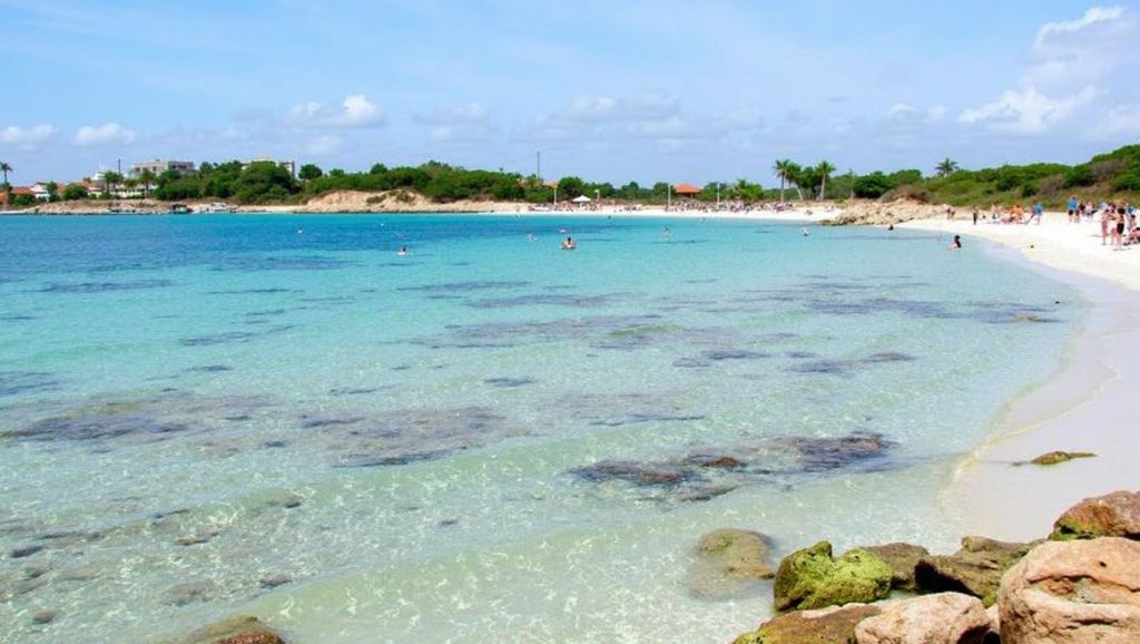 Orilla de Platja d'es Dolç con olas suaves en Ses Salines